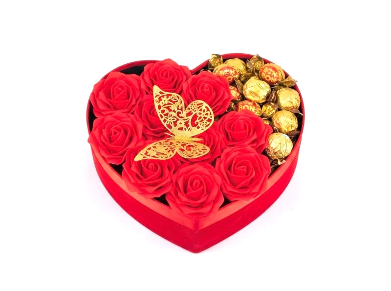 Caja de corazón de 10 rosas rojas y bombones 12 Zelle